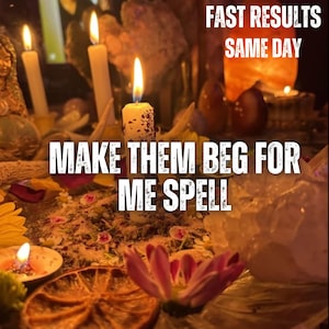 Pode incluir: Uma coleção de velas brancas acesas, pétalas de flores secas e cristais dispostos sobre uma superfície. O texto FAST RESULTS SAME DAY e MAKE THEM BEG FOR ME SPELL está sobreposto em letras maiúsculas brancas na cena pouco iluminada.