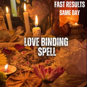 Könnte beinhalten: Eine weiße Kerze mit brennender Flamme steht in der Mitte, umgeben von getrockneten Blütenblättern, einer getrockneten Orangenscheibe und Kristallen. Der Text lautet FAST RESULTS SAME DAY und LOVE BINDING SPELL. Weitere Kerzen sind sichtbar.