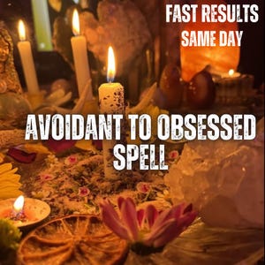Könnte beinhalten: Eine weiße Kerze mit brennender Flamme, umgeben von getrockneten Blütenblättern, einer getrockneten Orangenscheibe und Kristallen. Der Text lautet FAST RESULTS SAME DAY und AVOIDANT TO OBSESSED SPELL. Die Szene wird von Kerzen beleuchtet.