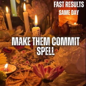 Könnte beinhalten: Eine weiße Kerze mit brennender Flamme, umgeben von getrockneten Blumen, Kräutern und Kristallen. Der Text lautet FAST RESULTS SAME DAY und MAKE THEM COMMIT SPELL. Weitere brennende Kerzen und eine getrocknete Orangenscheibe sind zu sehen.