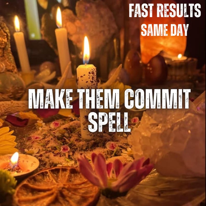 Op de afbeelding: Een witte kaars met een brandende vlam omringd door gedroogde bloemen, kruiden en kristallen. De tekst luidt FAST RESULTS SAME DAY en MAKE THEM COMMIT SPELL. Extra brandende kaarsen en een gedroogde sinaasappelschijf zijn zichtbaar.