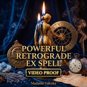 Può includere: Una candela a forma di figura umana con cera blu e gialla che cola, posizionata davanti a uno zodiaco in bronzo, un orologio da taschino antico e un astrolabio in ottone. Testo: POWERFUL RETROGRADE EX SPELL, VIDEO PROOF, Madame Valeska.
