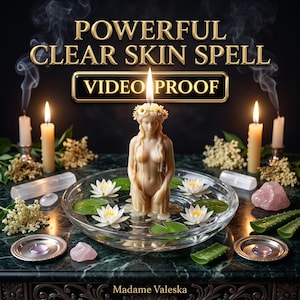 Op de afbeelding: Een beige kaars in de vorm van een figuur met een bloemenkrans staat in een glazen kom met water en witte waterlelies. De tekst luidt POWERFUL CLEAR SKIN SPELL, VIDEO PROOF en Madame Valeska. Vier brandende kaarsen, kristallen en aloë vera eromheen.