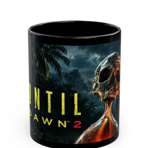 Puede incluir: Una taza de cerámica negra con un estampado gráfico de un reloj de arena con forma de calavera sobre un fondo de bosque tropical oscuro y tormentoso. El texto "UNTIL DAWN 2" está impreso en letras amarillas y rojas en el lado del recipiente.