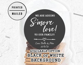 Puede incluir: Una etiqueta de bolsa de regalo imprimible en blanco y negro con el texto "We are adding S'more love! To our family! Love, Bella & Max 10/8/21" y el texto "Available option black or white background".
