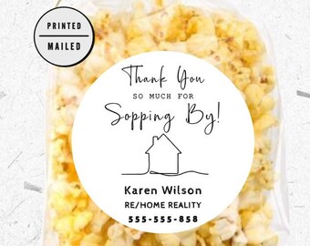 Può includere: Etichetta rotonda bianca con testo nero che dice "Grazie mille per essere passato!" con una piccola icona di casa. Sotto il testo c'è "Karen Wilson RE/HOME REALITY 555-555-858".