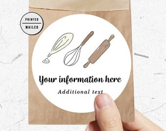 Puede incluir: Una pegatina redonda blanca con un rodillo de amasar marrón, un batidor de alambre y una manga pastelera con una gota de glaseado. La pegatina tiene el texto "Your information here" y "Additional text" debajo de la imagen.