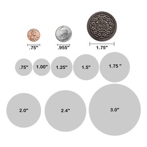 Puede incluir: Un gr&aacute;fico que muestra diferentes tama&ntilde;os de pegatinas redondas, con tama&ntilde;os que van desde 0,75 pulgadas hasta 3 pulgadas. El gr&aacute;fico incluye una representaci&oacute;n visual de cada tama&ntilde;o utilizando monedas y una galleta.