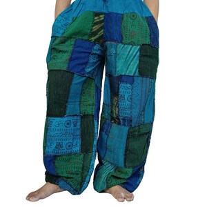 Niebiesko-zielone odcienie stonewash, unikatowe, patchworkowe, luźne spodnie haremowe w stylu boho, hipisowskie, joggersy