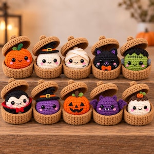 Peut inclure: Dix petites figurines crochetées sur le thème d'Halloween, chacune nichée dans un contenant beige en forme de gland avec un couvercle amovible. Les personnages incluent une citrouille, un fantôme, une momie, un chat noir, Frankenstein, un vampire, une sorcière, une citrouille lanterne, une chauve-souris et un fantôme.