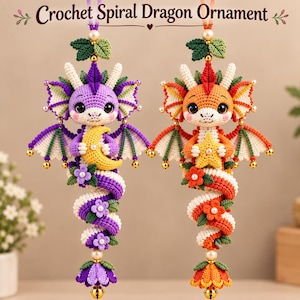 以下が含まれることがあります： 「Crochet Spiral Dragon Ornament」という文字が書かれた、かぎ針編みの螺旋状のドラゴンオーナメント2点。紫と白のドラゴンは黄色い月を持ち、オレンジと白のドラゴンは黄色い星を持っています。どちらも緑の葉、パール、金色の鈴で装飾されています。