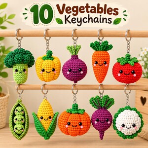 Puede incluir: Diez llaveros de vegetales tejidos a ganchillo que incluyen brócoli, pimiento amarillo, remolacha, zanahoria, tomate, guisantes, maíz, calabaza, rábano morado y coliflor. Cada uno tiene una cara sonriente, mejillas rosadas y un aro metálico.