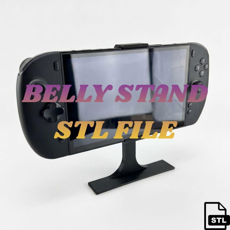 Puede incluir: Una consola de juegos port&aacute;til negra montada sobre un soporte de pl&aacute;stico negro. La pantalla muestra el texto BELLY STAND en morado y STL FILE en amarillo. Un peque&ntilde;o icono negro con las letras STL es visible en la esquina inferior derecha.