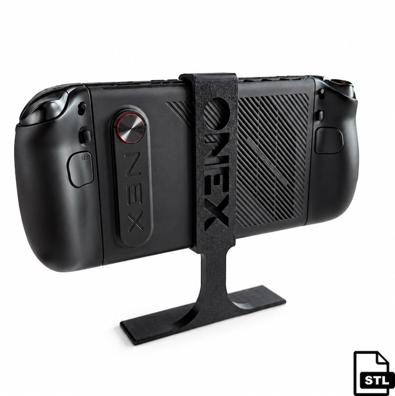 Puede incluir: Una consola de juegos port&aacute;til negra montada sobre un soporte vertical negro. La consola presenta el texto ONEX en la parte posterior y una rejilla de ventilaci&oacute;n texturizada. El soporte es una pieza de pl&aacute;stico negro en forma de T.