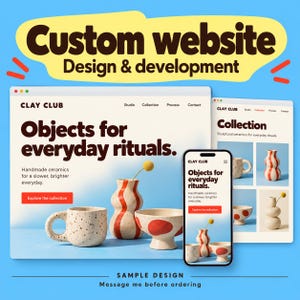Può includere: Un display digitale che mostra il design di un sito web per Clay Club, con una tazza maculata, un vaso ondulato a strisce rosse e una ciotola con punti rossi. Il layout include il testo Objects for everyday rituals e una vista mobile.