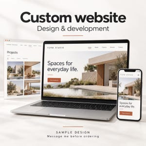 Pode incluir: Um computador portátil, um smartphone e um ecrã de tablet exibem um site intitulado Form Studio com o texto Custom website Design & development, Spaces for everyday life e View projects, apresentando fotografias de arquitetura.