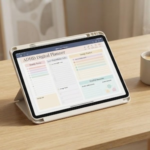 Può includere: Un tablet in una custodia di colore chiaro che mostra un'interfaccia di pianificatore digitale ADHD con sezioni per obiettivi settimanali, attività quotidiane e momenti di consapevolezza, organizzata in colonne con intestazioni pastello.