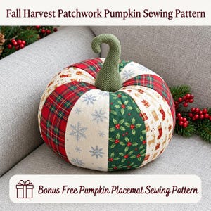 Puede incluir: Una calabaza de tela rellena con un diseño de patchwork que combina cuadros rojos, tela blanca con copos de nieve azules, tela verde con bayas de acebo y tela crema con motivos navideños. Tiene un tallo de tela verde con espiga.