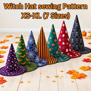 Op de afbeelding: Een naaipatroon voor heksenhoeden in zeven maten van XS tot XL. De afbeelding toont zeven kegelvormige hoeden met diverse prints, waaronder gouden sterren, oranje vleermuizen, witte spinnenwebben, oranje strepen, pompoenen, spoken en schedels op een lichte vloer.