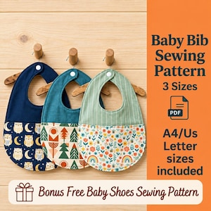 Può includere: Tre bavaglini per neonati appesi a ganci di legno. Il primo è blu navy con gufi e lune, il secondo è verde acqua con alberi e soli, il terzo è verde salvia con fiori e arcobaleni. Testo: Baby Bib Sewing Pattern, 3 Sizes, PDF, A4/US Letter sizes included, Bonus Free Baby Shoes Sewing Pattern.