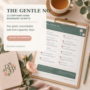 Puede incluir: Un documento digital titulado The Gentle No que contiene 12 guiones para establecer límites ante el duelo y el agobio. La página incluye una fórmula de 3 partes, secciones numeradas y detalles florales en un portapapeles junto a un cuaderno.