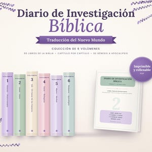 Può includere: Un set di sei volumi di diario di studio biblico intitolato Diario de Investigación Bíblica, con dorsi color pastello numerati da uno a sei, un quaderno PDF stampabile abbinato e accenti floreali color lavanda su uno sfondo chiaro.