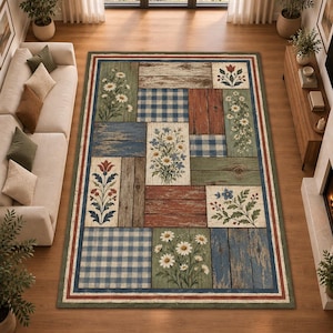 Può includere: Un tappeto rettangolare con un design patchwork composto da assi di legno usurato, quadrati a quadretti blu e bianchi e illustrazioni floreali di margherite e tulipani nei toni del verde, rosso, blu e bianco, bordato da sottili strisce.