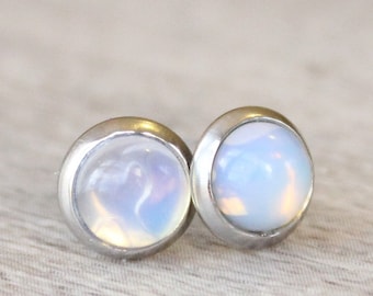 Clous d'oreilles argentés et opalin : acier inoxydable, cabochon de 6 mm