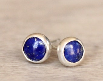 Brincos de prata esterlina com lápis-lazúli: cabochão de 5 mm, pedra do mês de setembro
