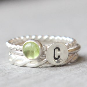 Conjunto de anéis Peridot // Conjunto de anéis iniciais de pedras preciosas // Conjunto de 3 anéis de pedras preciosas de prata esterlina // Anéis empilháveis de pedras de aniversário de agosto