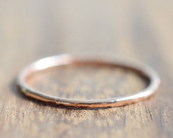 Anillo apilable martillado relleno de oro rosa de 14 quilates