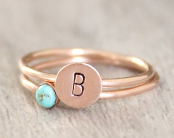 Ensemble de bagues initiales et pierre de naissance en or rose // Bagues empilables remplies d'or rose 14 carats // Bague pierre de naissance // Bague turquoise en or rose