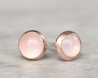 Orecchini al quarzo rosa in oro rosa // Orecchini a bottone al quarzo rosa // Orecchini cabochon al quarzo rosa da 5 mm // Borchie di pietre preziose riempite di oro rosa 14k