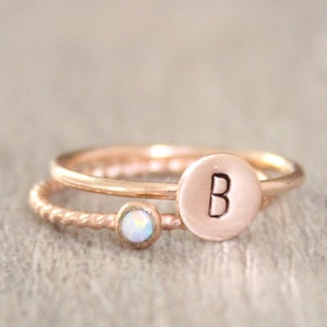 ローズゴールドオパールリングセット：14Kフィルドイニシャル＆誕生石スタッキングリング