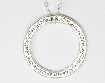 Collar con nombre de círculo de plata esterlina / Colgante de collar de abuela grabado personalizado / Joyería personalizada hecha a mano