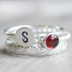Conjunto de anéis de rubi // Conjunto de anéis iniciais de pedras preciosas // Conjunto de 3 anéis de pedras preciosas de prata esterlina // Anéis de empilhamento de pedras de aniversário // Pedra de aniversário de julho