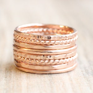 Conjunto de anillos apilables de oro rosa // Conjunto de 8 anillos apilables rellenos de oro rosa de 14K imagen 1