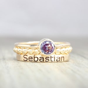 Gold Namensring Set: Alexandrit Geburtsstein, gravierte Stapelringe