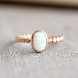 Rosegold Opalring // Simulierter Opalring // Ovaler Opalring auf Perlenband // Oktober Geburtsstein Ring // Rosegold Edelstein Ring