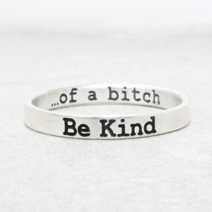 Anello in argento sterling con incisione "Be Kind" - Anello impilabile personalizzato
