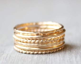 Gouden stapelringset//set van 6 geelgouden stapelbare ringen//14K goudgevulde stapelbare ringen//gladde, gedraaide en gehamerde banden