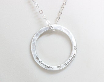 Sterling Silber gehämmert Kreis Name Halskette | Benutzerdefinierte gravierte Mom Halskette Anhänger | Handgemachter personalisierter Schmuck