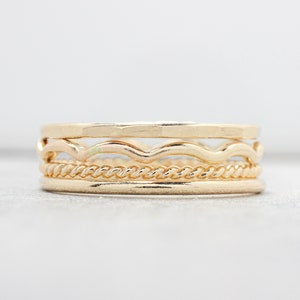 Anillos apilables rellenos de oro de 14 quilates: lisos, retorcidos, ondulados y martillados