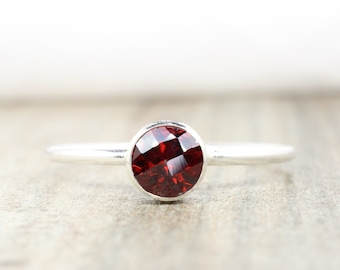 Anillo apilable de granate en plata de ley // Anillo apilable con piedra preciosa facetada de 5 mm y piedra de nacimiento de enero