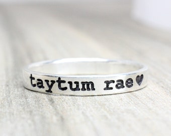 Anello personalizzato in argento sterling con nome: fascia impilabile incisa