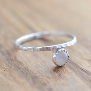 Anillo apilable de cuarzo rosa en plata de ley: Plata .925, piedra de 5 mm