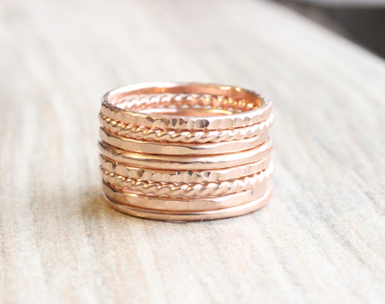 Conjunto de anillos apilables de oro rosa // Conjunto de 8 anillos apilables rellenos de oro rosa de 14K imagen 2