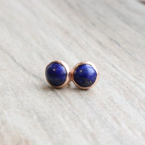 Boucles d'oreilles en or rose et lapis lazuli // Puces d'oreilles en lapis lazuli // Cabochon de 6 mm // Clous d'oreilles avec pierres précieuses remplies d'or rose 14 carats // Pierre de naissance de septembre image 2