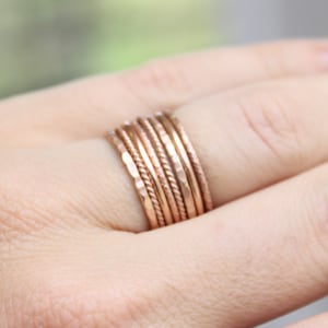 Conjunto de anillos apilables de oro rosa // Conjunto de 8 anillos apilables rellenos de oro rosa de 14K imagen 8