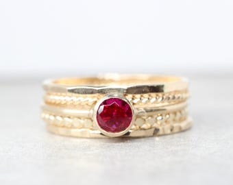 Anillo apilable de rubí de laboratorio: chapado en oro de 14 k, plata esterlina